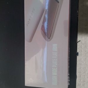 Foxy Bae Wide Plate Flat Iron